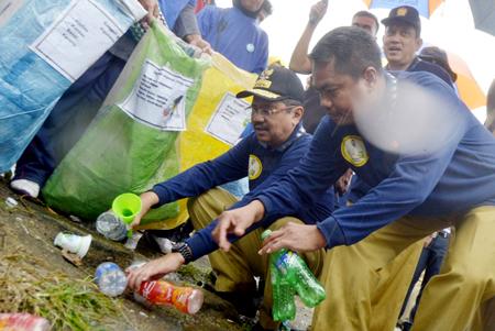 Diguyur Hujan, Gubernur Pungut Sampah Dipinggir Jalan