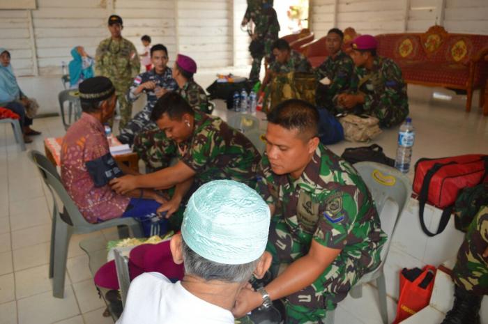 Prajurit Batalyon Infanteri-8 Marinir Gelar Baksos Bagi Warga Desa Pulau Kampai