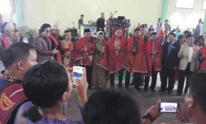 Bunthora Situmorang dengan Lagu Bataknya Pukau Plt Bupati Rokan Hulu Riau