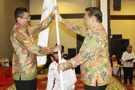 Agung Laksono Lantik Tengku Erry...