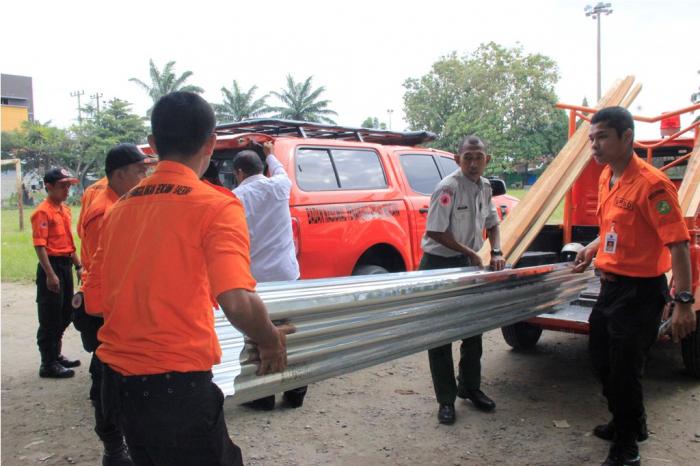Wakili Pemko Medan, Kepala BPBD Serahkan Bantuan Korban Kebakaran