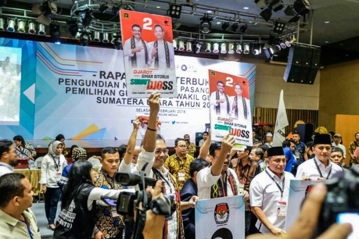 Djarot: Dua Nomor yang Baik, Salam Dua Jari