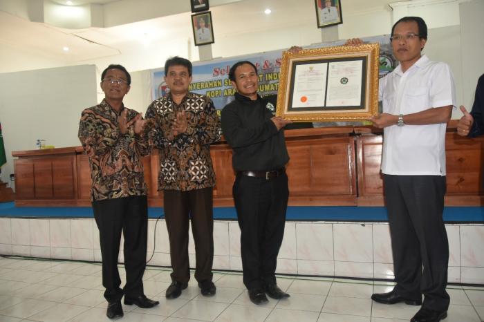 Maspekal Terima Sertifikat IG Kopi Lintong Arabika Dari MenkumHam