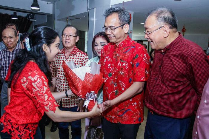 Sihar Menerima Mawar Sebagai Simbol Sukacita
