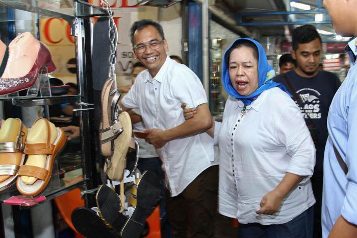 Wanita Ini Buat Sihar Jadi Pusat Perhatian di Pajak USU Baru