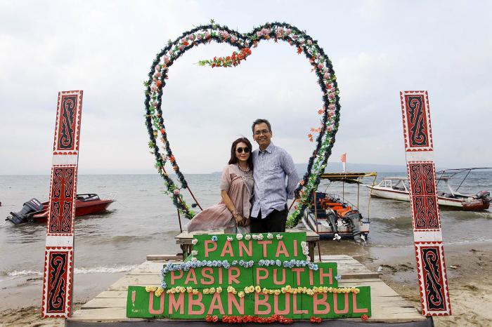 Menilik Kisah Cinta Sihar Sitorus dan Istri