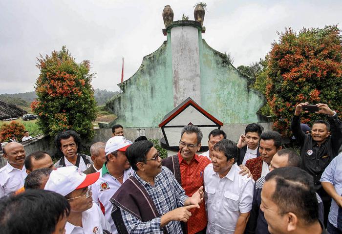 Djoss Jiarah ke Makam Leluhur Nairasaon