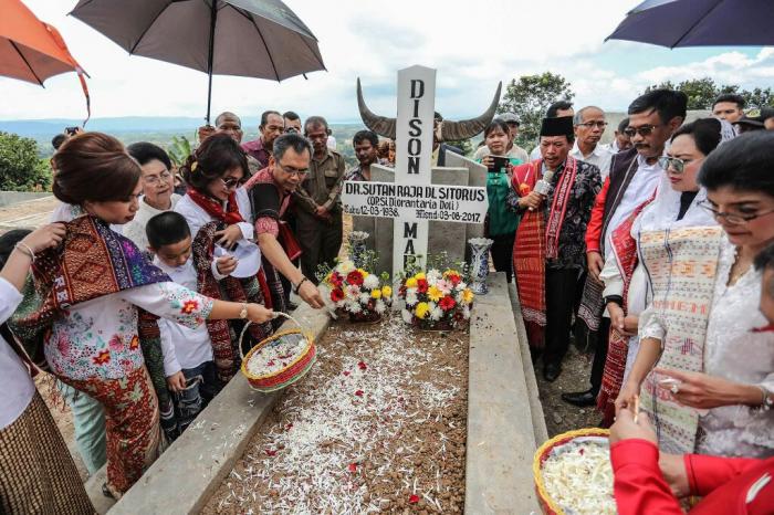 SIHAR SITORUS ZIARAHI MAKAM AYAHNYA