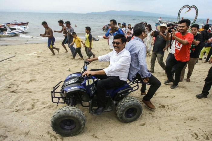 Saat Djarot Membonceng Sihar di Pantai Pasir Putih,Tobasa