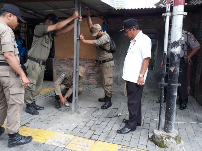 Kecamatan Medan Timur Tertibkan PK5 Jalan Gaharu