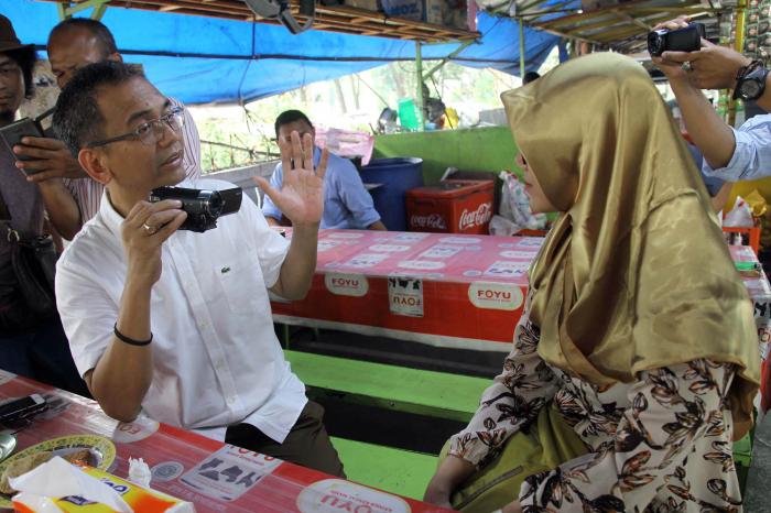 Tak Ambil Pusing, Sihar Sitorus Wawancarai Wartawan