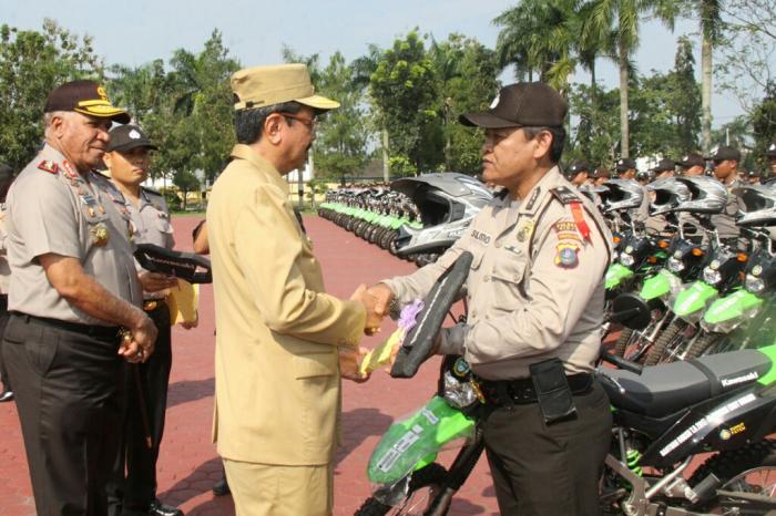 Tengku Erry Serahkan 500 Sepeda Motor untuk Bhabinkamtibmas