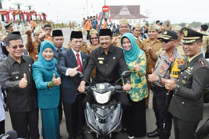 Marancar Kecamatan Terbaik, Gubsu Serahkan Sepeda Motor Untuk Kepala Desa Dan Pakaian PKK