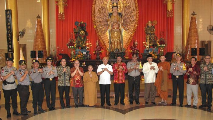 Walikota Medan dengan Gubernur Sumut dan Kapoldasu Peninjauan Vihara