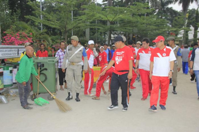 Bang Akhyar Berolahraga Sambil Pantau Kondisi Lapangan Merdeka