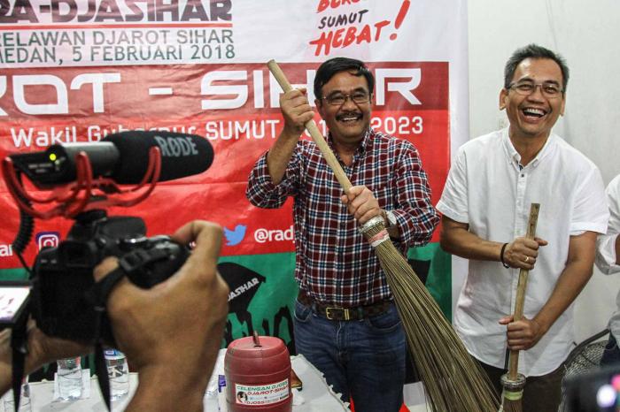 Deklarasi Relawan, Djarot-Sihar Dihadiahi Sapu