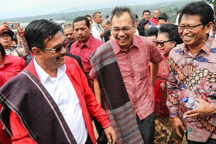 Warga di Balige Tantang Sihar Sitorus