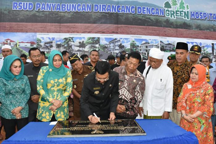 Tengku Erry Letakkan Batu Pertama Pembangunan RSUD Ibu Dan Anak Panyabungan