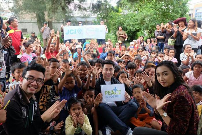 Tengku Ryan Berbagi Bersama Anak-anak Pengungsi Sinabung
