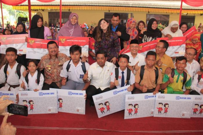 Wali Kota Dampingi Mensos Serahkan Bantuan PKH & BPNT di Medan Tembung