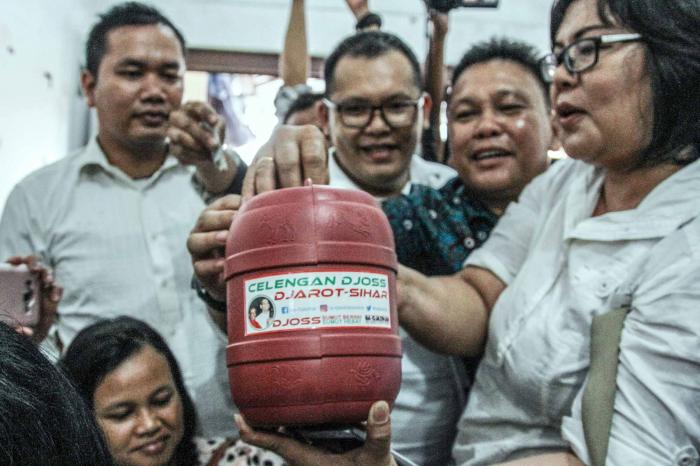 Relawan Kumpulkan Celengan Rakyat untuk Djarot-Sihar