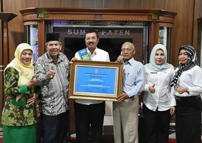 Tengku Erry Terima Penghargaan 'Ing Ngarso Sung Tulodo'