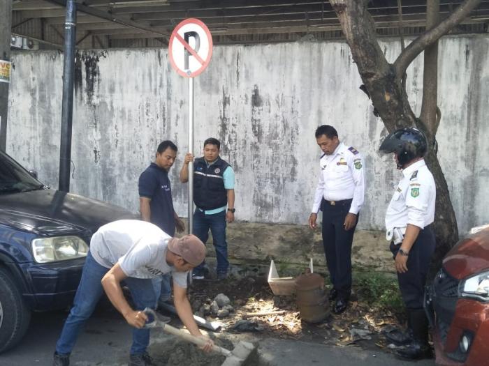 Antisipasi Parkir Sembarangan Jalan Sayum Dipasangi Rambu Larangan Parkir
