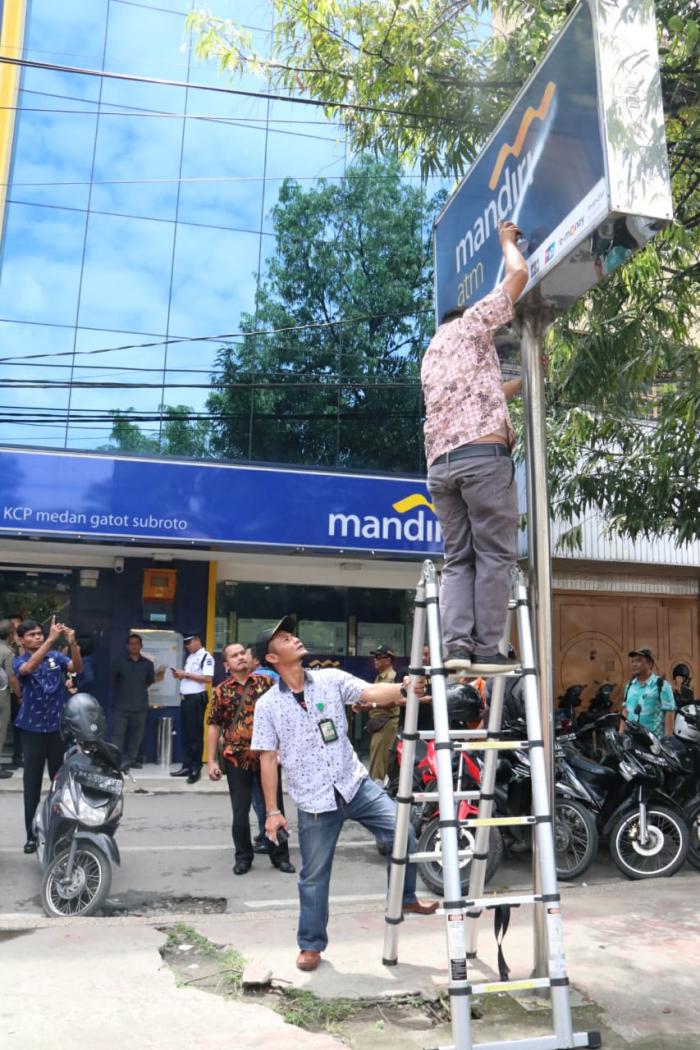 Pemko Medan Tertibkan Papan Merk Toko yang Tak Berizin
