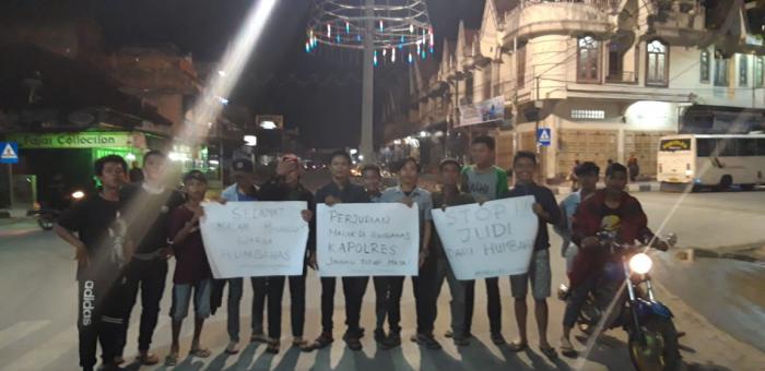 MILENIAL HUMBAHAS MALAM MINGGUAN SAMBIL KAMPANYE "STOP JUDI" Simpang Empat Doloksanggul