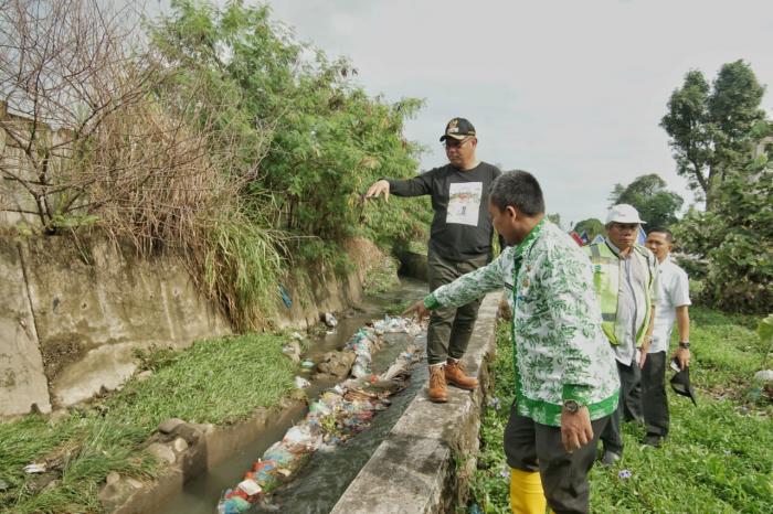Aliran Sungai Bederah Bersampah di Samping Gerbang Tol Helvetia