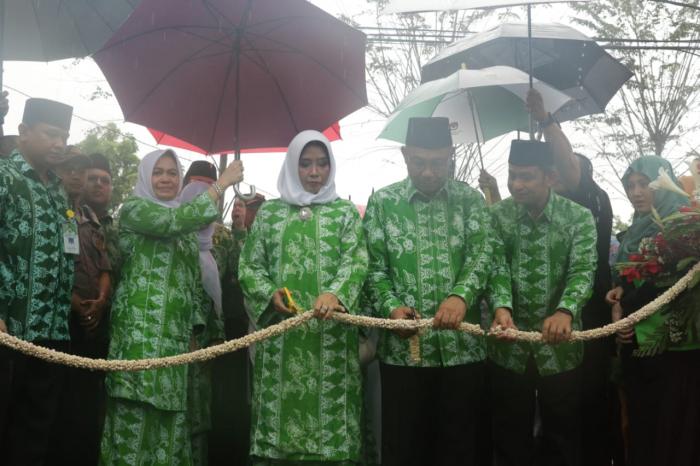 Diguyur Hujan, Kafilah Pawai Ta'aruf MTQ ke 53 Dilepas