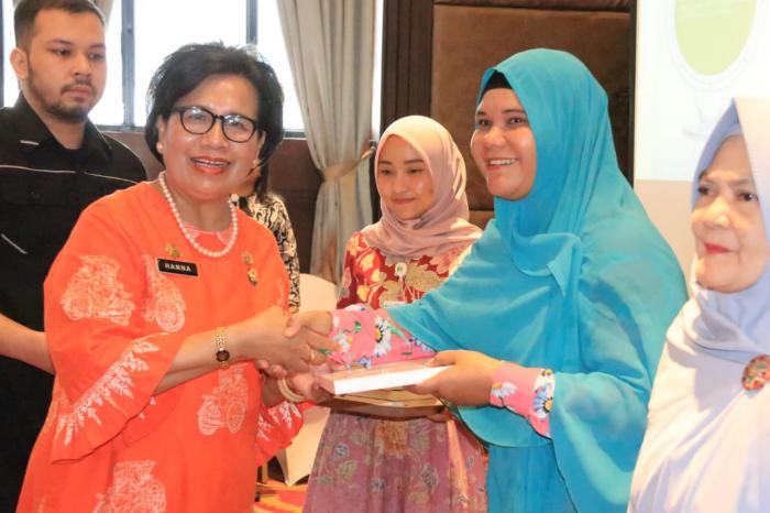 Hannalore Simanjuntak Serahkan Kartu BPJS Ketenagakerjaan untuk 10 Ribu Tenaga Kerja Rentan