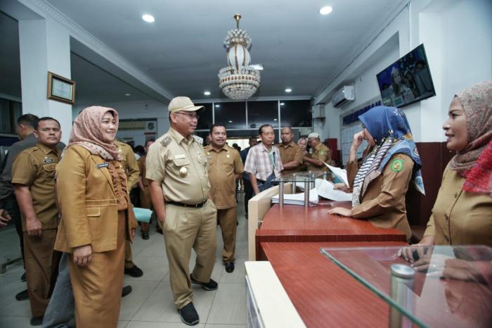 Pastikan Pelayanan Puaskan Masyarakat, Akhyar Tinjau Disdukcapil