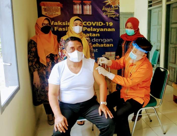 Plh Bupati Tapsel Terima Suntikan Vaksin Tahap Kedua