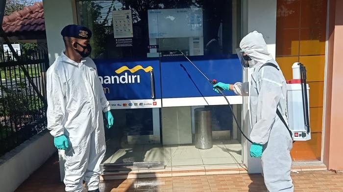 Cegah Penyebaran Covid-19, KBR Brimob Sumut Semprot Galery ATM Dengan Cairan Disinfektan