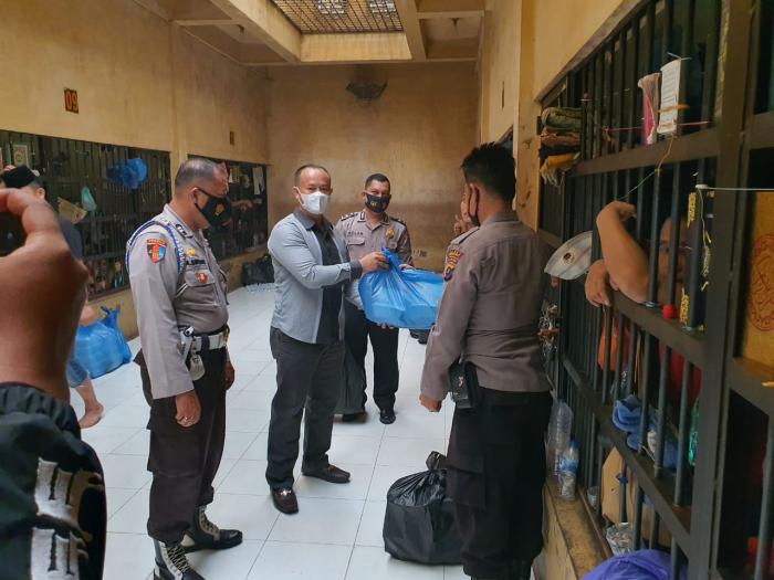 Polres Labuhanbatu Berikan Asupan Makanan Tambahan ke Tahanan