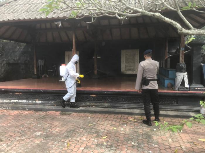 Brimob Polda Sumut Semprot Disinfektan Rumah Ibadah di Medan