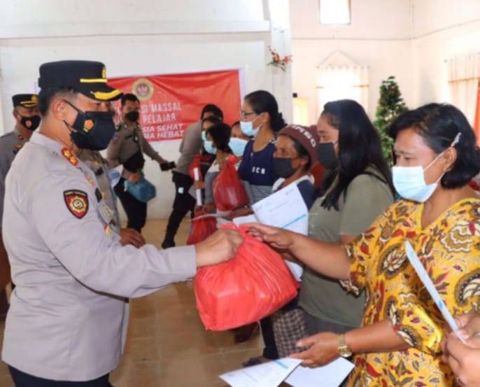 Kapolres Humbang Hasundutan Cek Vaksinasi, Berikan Sembako Kepada Warga