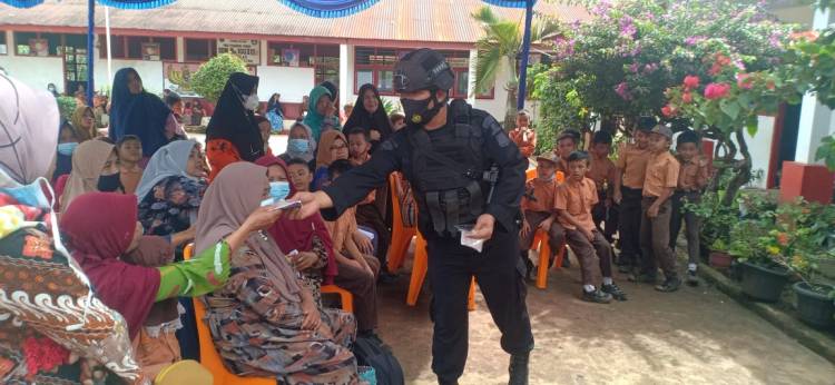 Ciptakan Sitkamtibmas Kondusif, Batalyon C Pelopor Brimob Poldasu Lakukan Patroli Dialogis dan Bagikan Masker