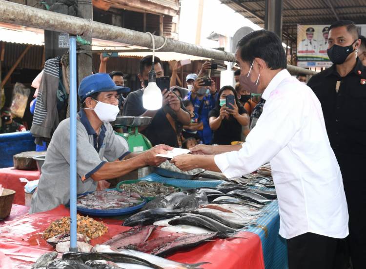 Presiden Jokowi Bagikan Bantuan Modal di Pasar Kebun Lada Kota Binjai