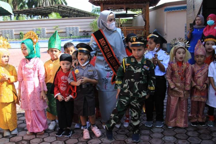 Ketua TP.PKK Kabupaten Labuhanbatu Memberikan Tetes Vitamin A Secara Simbolis
