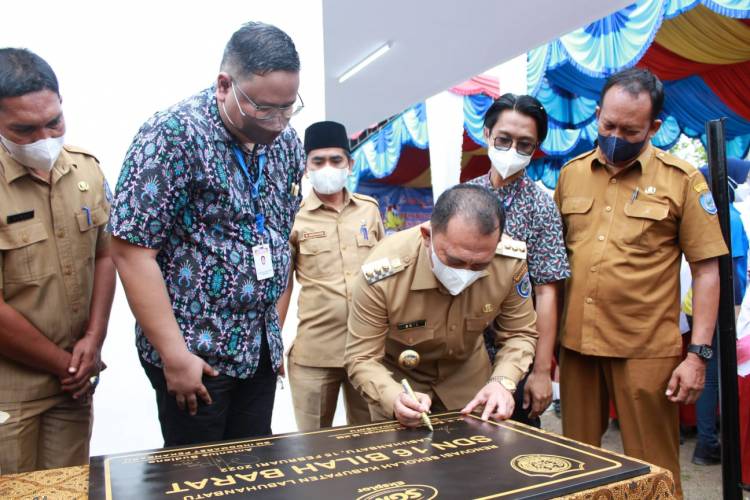 SDN 16 Bilah Barat Terima CSR Dari PT. Indomarco Prismatama