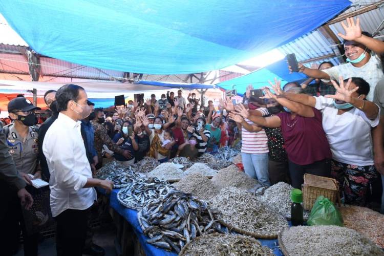 Presiden Jokowi Bagikan Bantuan Modal Bagi Pedagang di Pasar Porsea