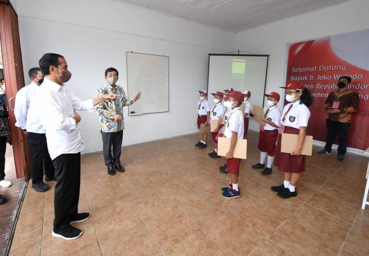 Saat Presiden Bertemu Anak-Anak Pandai Matematika di Humbang Hasundutan