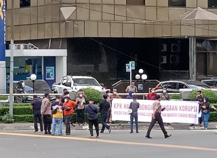 Demo Bank Mandiri Cabang Medan: Minta KPK Tangkap 16 Orang Terlapor