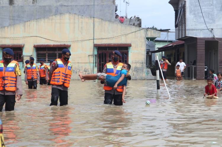 Siaga Banjir, Brimob Polda Sumut Bantu Evakuasi Masyarakat Korban Banjir di Medan Maimun