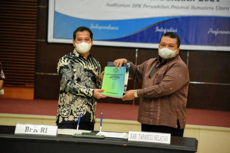 Bupati Tapsel Serahkan LKPD Unaudited 2021 ke BPK RI
