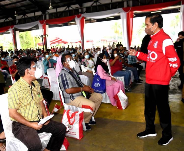 Presiden Jokowi Tinjau Program Vaksinasi di Kota Bitung