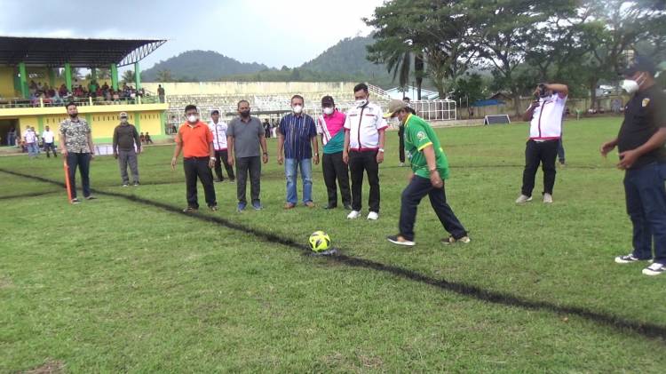 Tendangan Pertama Walikota, Tandai Pembukaan Kompetisi Askot PSSI Sidempuan