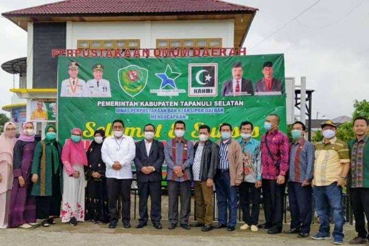 Bawaslu Pusat Sumbang Buku Ke Perpustakaan Tapsel